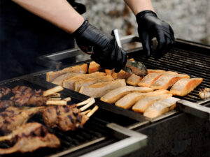 fotografie-barbecue-de-la-amaris-catering-somon-si-costite-la-grill